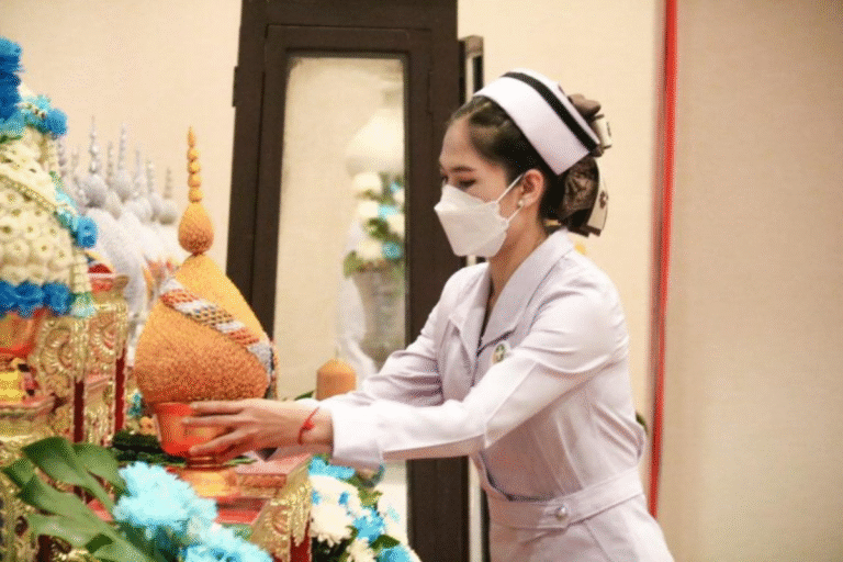 พิธีถวายเครื่องราชสักการะและวางพานพุ่มทอง พุ่มเงิน และพิธีจุดเทียนถวายพระพรชัยมงคล